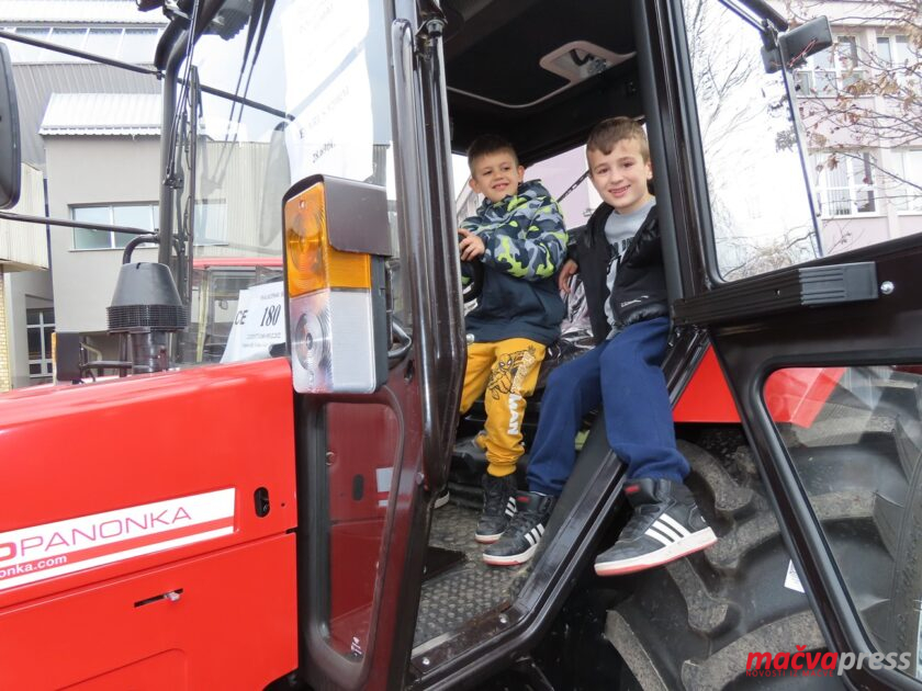 (ФОТО ГАЛЕРИЈА) ВЕЛИКА ГУЖВА НА ПОЉО САЈМУ У БОГАТИЋУ Klinci traktor1 840x630 - (ФОТО ГАЛЕРИЈА) ВЕЛИКА ГУЖВА НА ПОЉО САЈМУ У БОГАТИЋУ