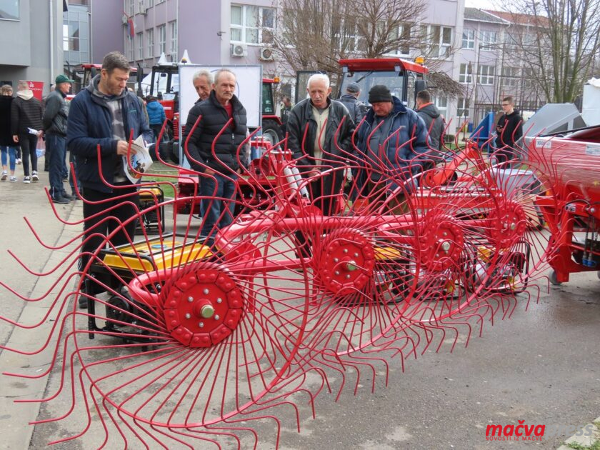(ФОТО ГАЛЕРИЈА) ВЕЛИКА ГУЖВА НА ПОЉО САЈМУ У БОГАТИЋУ Mehanizacija 840x630 - (ФОТО ГАЛЕРИЈА) ВЕЛИКА ГУЖВА НА ПОЉО САЈМУ У БОГАТИЋУ