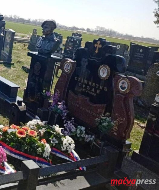 СРАМНО: УКРАДЕНА БИСТА ХЕРОЈА СА КОШАРА СРЂАНА СТАНЧЕТИЋА НА ГРОБЉУ У БАНОВОМ ПОЉУ Stancetic bista1 526x630 - СРАМНО: УКРАДЕНА БИСТА ХЕРОЈА СА КОШАРА СРЂАНА СТАНЧЕТИЋА НА ГРОБЉУ У БАНОВОМ ПОЉУ