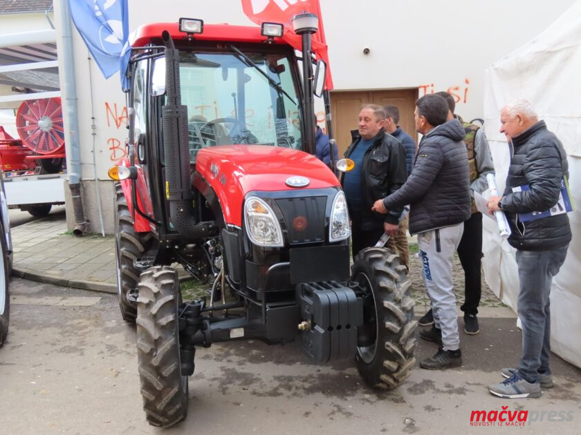 (ФОТО ГАЛЕРИЈА) ВЕЛИКА ГУЖВА НА ПОЉО САЈМУ У БОГАТИЋУ Traktori 840x630 - (ФОТО ГАЛЕРИЈА) ВЕЛИКА ГУЖВА НА ПОЉО САЈМУ У БОГАТИЋУ