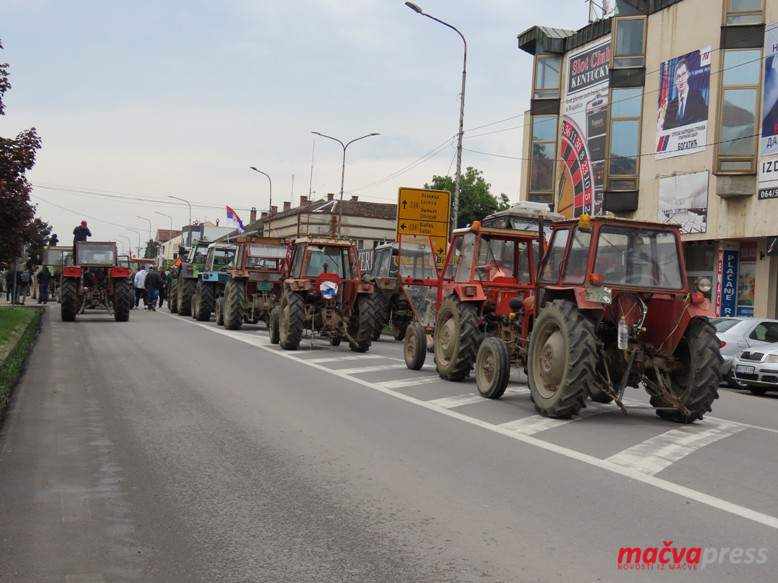 1 - (ФОТО) У БОГАТИЋУ У ТОКУ ПРОТЕСТ ПОЉОПРИВРЕДНИКА - ДРЖАВИ ИСПОРУЧЕНО 8 ЗАХТЕВА