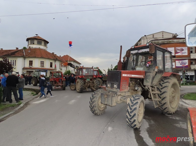 10 - (ФОТО) У БОГАТИЋУ У ТОКУ ПРОТЕСТ ПОЉОПРИВРЕДНИКА - ДРЖАВИ ИСПОРУЧЕНО 8 ЗАХТЕВА