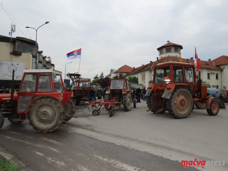 2 - (ФОТО) У БОГАТИЋУ У ТОКУ ПРОТЕСТ ПОЉОПРИВРЕДНИКА - ДРЖАВИ ИСПОРУЧЕНО 8 ЗАХТЕВА