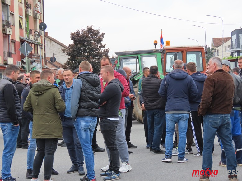 3 - (ФОТО) У БОГАТИЋУ У ТОКУ ПРОТЕСТ ПОЉОПРИВРЕДНИКА - ДРЖАВИ ИСПОРУЧЕНО 8 ЗАХТЕВА