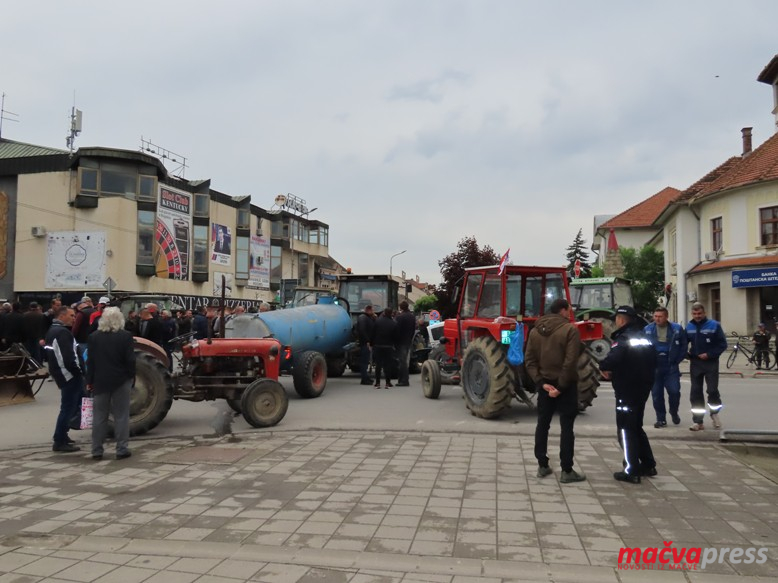 4 - (ФОТО) У БОГАТИЋУ У ТОКУ ПРОТЕСТ ПОЉОПРИВРЕДНИКА - ДРЖАВИ ИСПОРУЧЕНО 8 ЗАХТЕВА