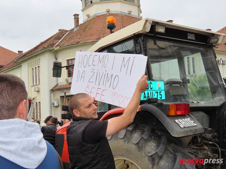 5 - (ФОТО) У БОГАТИЋУ У ТОКУ ПРОТЕСТ ПОЉОПРИВРЕДНИКА - ДРЖАВИ ИСПОРУЧЕНО 8 ЗАХТЕВА