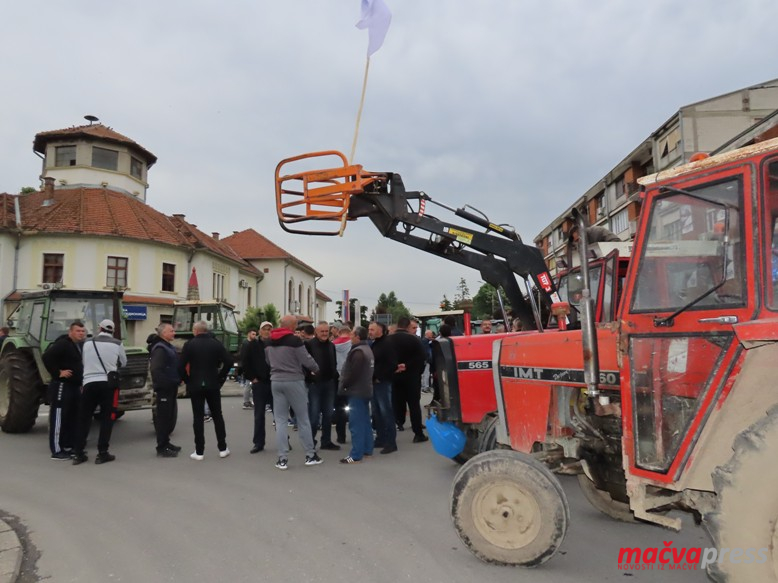 8 - (ФОТО) У БОГАТИЋУ У ТОКУ ПРОТЕСТ ПОЉОПРИВРЕДНИКА - ДРЖАВИ ИСПОРУЧЕНО 8 ЗАХТЕВА