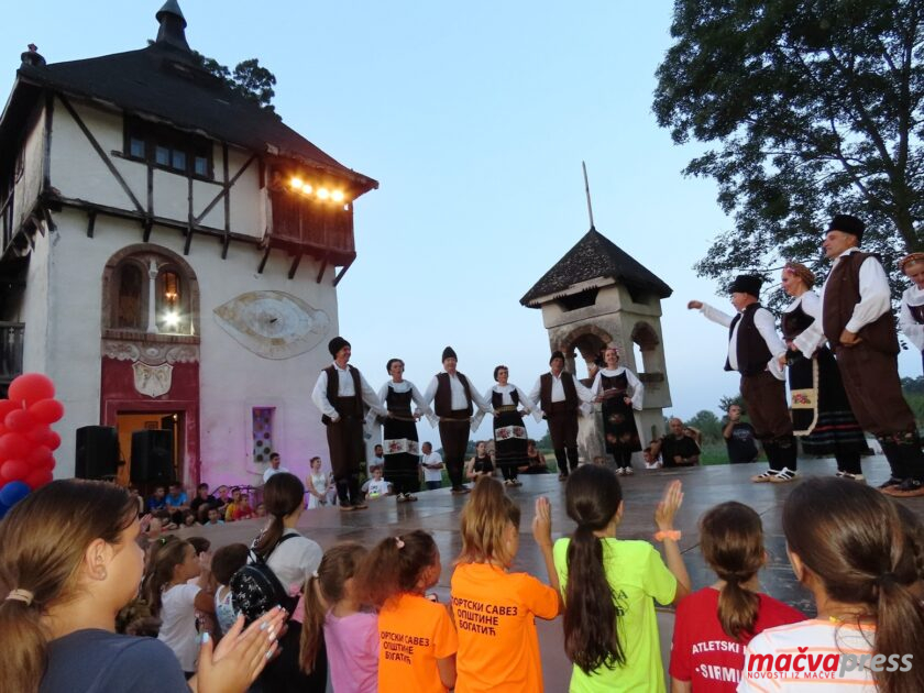 Lila Radovan kula Folklor 840x630 - (ГАЛЕРИЈА) ПЕТРОВДАНСКЕ ЛИЛЕ ОБАСЈАЛЕ РАДОВАН КУЛУ