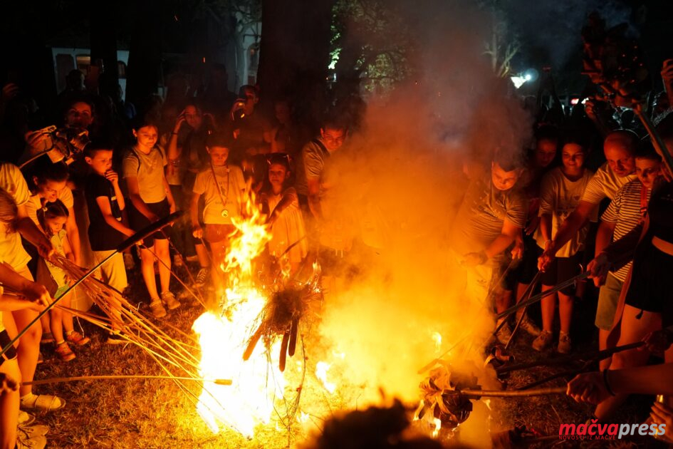 (ГАЛЕРИЈА) ПЕТРОВДАНСКЕ ЛИЛЕ ОБАСЈАЛЕ РАДОВАН КУЛУ Lila Radovan kula lilenje3 945x630 - (ГАЛЕРИЈА) ПЕТРОВДАНСКЕ ЛИЛЕ ОБАСЈАЛЕ РАДОВАН КУЛУ