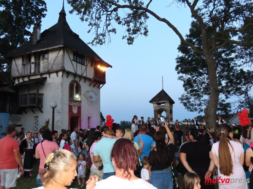 (ГАЛЕРИЈА) ПЕТРОВДАНСКЕ ЛИЛЕ ОБАСЈАЛЕ РАДОВАН КУЛУ Lila Radovan kula posetioci 840x630 - (ГАЛЕРИЈА) ПЕТРОВДАНСКЕ ЛИЛЕ ОБАСЈАЛЕ РАДОВАН КУЛУ
