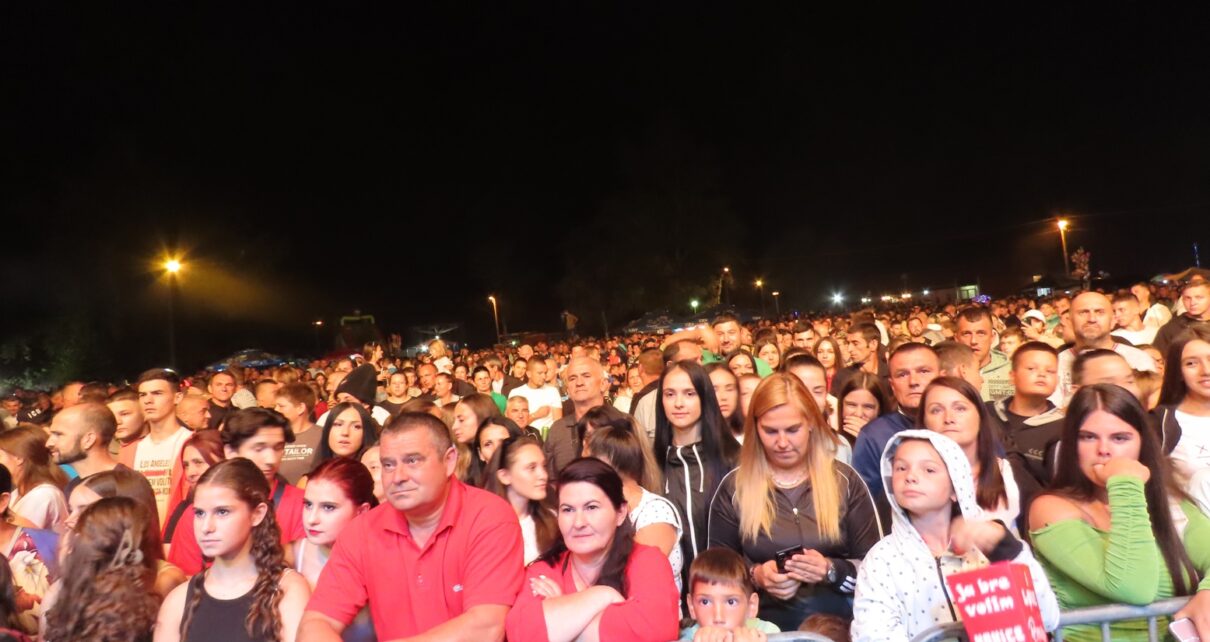 Publika1 1210x642 - (ФОТО-ВИДЕО) "ХАЈДУЧИЈА" СТАРОГ СЈАЈА - ВИШЕ ХИЉАДА ЉУДИ НА МАНИФЕСТАЦИЈИ "ХАДУЧКО ВЕЧЕ"