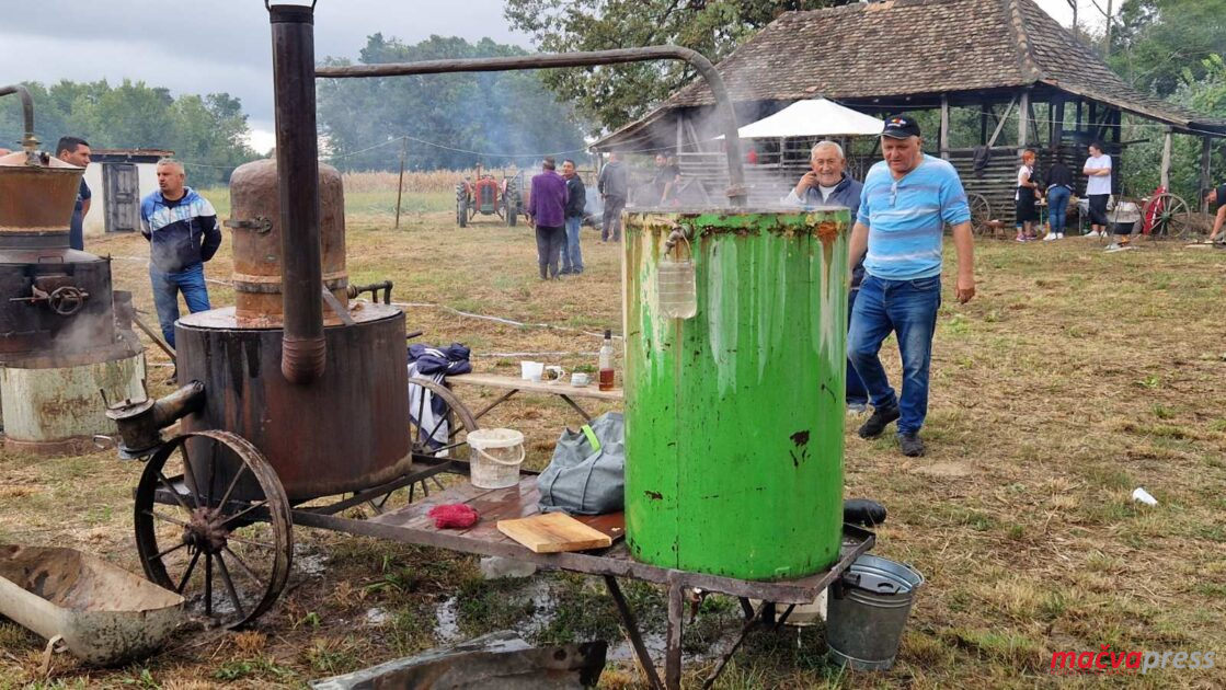 2 Pobednik Radosav 1119x630 - ПИТКА И НЕ УДАРА У ГЛАВУ - ШАМПИОНСКУ ШЉИВОВИЦУ ИСПЕКАО АДВОКАТ РАДОСАВ ШОБИЋ