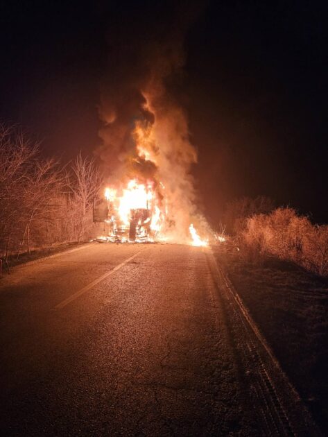 3 1 473x630 - НЕСРЕЋА У ГЛУШЦИМА - КАМИОН СЕ ЗАПАЛИО У ПОКРЕТУ И ПОТПУНО ИЗГОРЕО